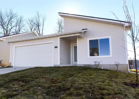 4303 Grover Woods Ln, Des Moines, IA 50317