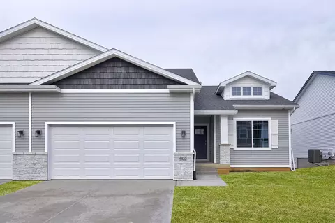 9123 Robinson Dr, West Des Moines, IA 50266