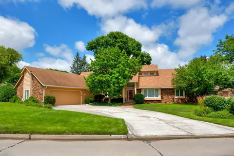 3916 Greenview Dr, Urbandale, IA 50322