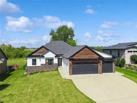 7740 Spring Creek Dr, Pleasant Hill, IA 50327