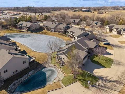 15410 Oakwood Dr, Urbandale, IA 50323