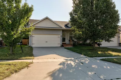 5825 NW 50th St, Johnston, IA 50131