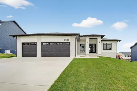2605 Blooming Heights Dr, Norwalk, IA 50211