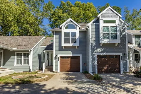 2548 Pine Cir, Urbandale, IA 50322