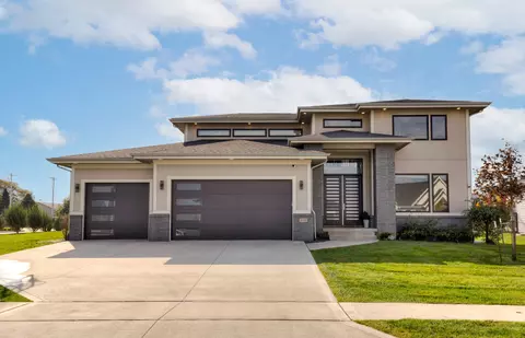 16202 Goodman Dr, Urbandale, IA 50323