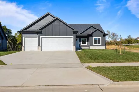 14515 Persimmon Dr, Urbandale, IA 50323
