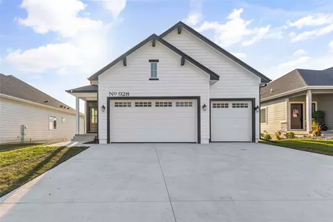 928 Roosevelt St, Polk City, IA 50226
