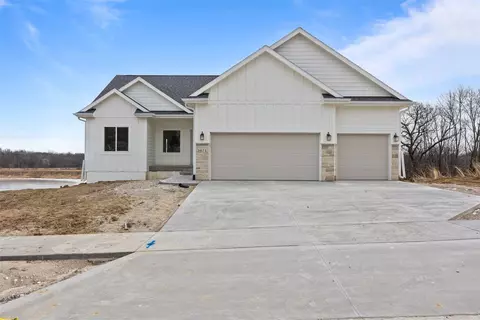 5671 Walnut Ridge Dr, Des Moines, IA 50317
