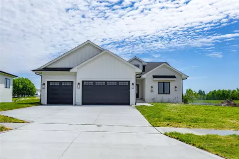 4657 174th St, Urbandale, IA 50323