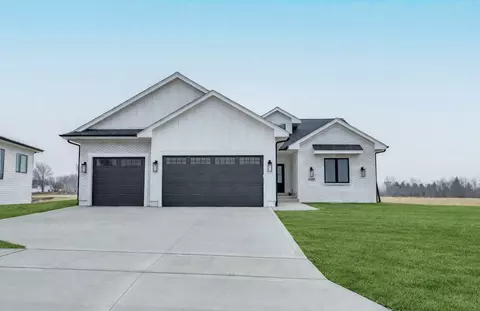 4657 174th St, Urbandale, IA 50323