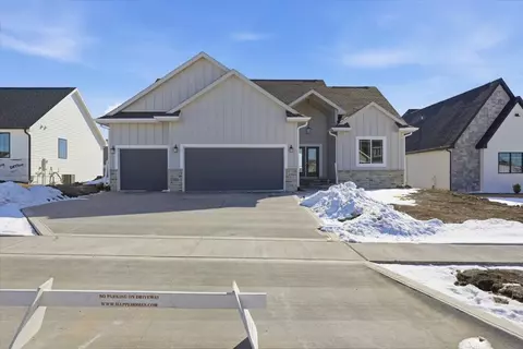 420 NW Red Oak Ct, Waukee, IA 50263