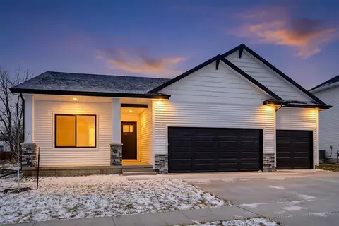 9938 Watermeadow Cir, Johnston, IA 50131