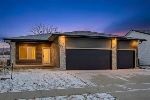 9930 Watermeadow Cir, Johnston, IA 50131