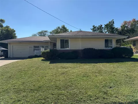 3914 Dosh Rd, Des Moines, IA 50310