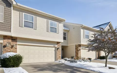 7887 Cottonwood Ln, West Des Moines, IA 50266