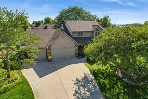 5915 E Oakwood Dr, Pleasant Hill, IA 50327