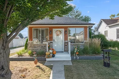 132 3rd St, West Des Moines, IA 50265