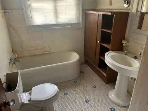 Bath - 1204 9th St, Nevada, IA 50201 photo 2 of 2