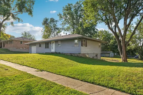 911 Caroline Ter, Indianola, IA 50125