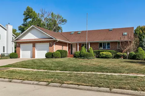 5821 S Winwood Dr, Johnston, IA 50131