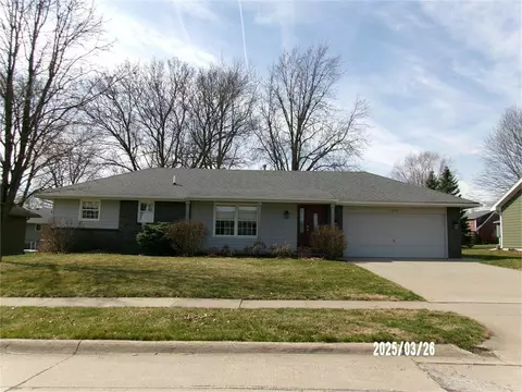 1557 W 3rd St, Pella, IA 50219