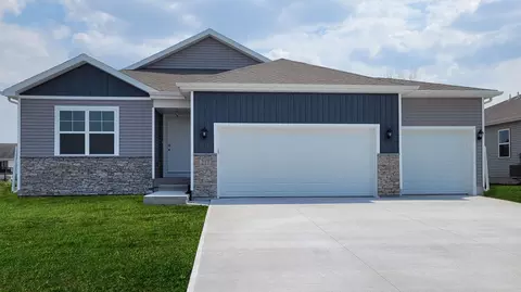 2826 Brook View Dr, Des Moines, IA 50317
