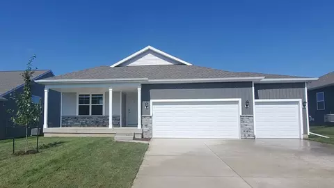 2838 Brook View Dr, Des Moines, IA 50317