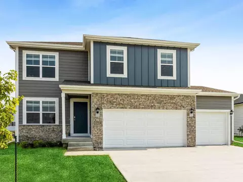 3017 Sweetwater Dr, Des Moines, IA 50320