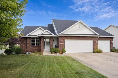 16009 Walnut Hills Dr, Urbandale, IA 50323