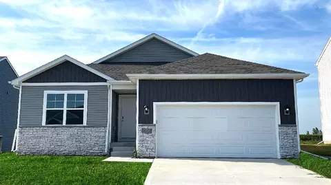 700 E Trail Ridge Pl, Indianola, IA 50125