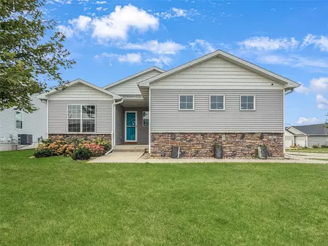 1000 Juniper Dr, Carlisle, IA 50047