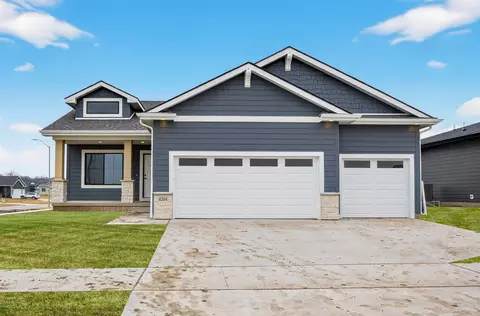 8204 Mahon Ct, Johnston, IA 50131