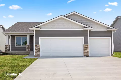 8204 Mahon Ct, Johnston, IA 50131