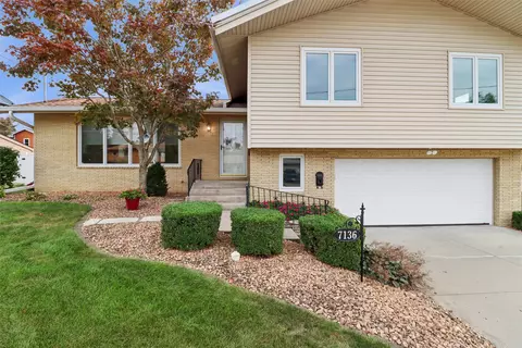 7136 Garrison Rd, Windsor Heights, IA 50324