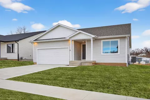 4287 Grover Woods Ln, Des Moines, IA 50317