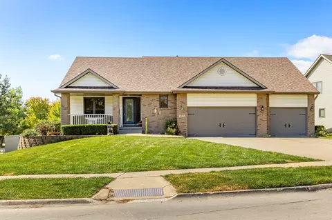 3424 Village Run Dr, Des Moines, IA 50317