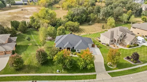 15802 Brookview Dr, Urbandale, IA 50323