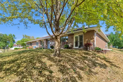 1124 49th St #2, West Des Moines, IA 50266