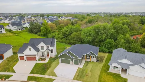 1390 NW Red Oak Dr, Waukee, IA 50263