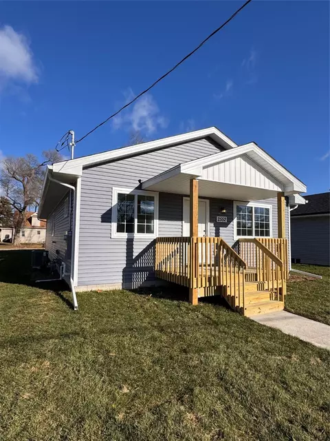 2552 Onawa St, Des Moines, IA 50317