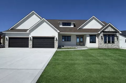 17519 N Valley Dr, Urbandale, IA 50323