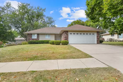 1341 N Prairie St, Pella, IA 50219