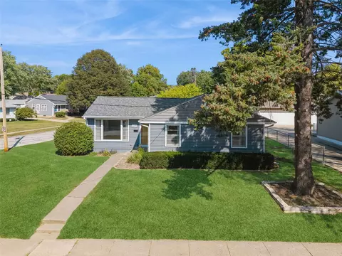 2009 Vine St, West Des Moines, IA 50265