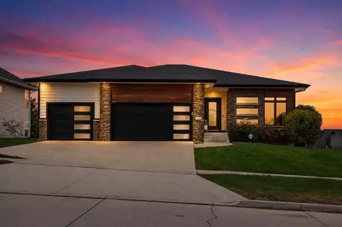 1405 S Arrowleaf Ln, West Des Moines, IA 50266