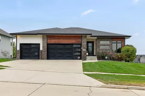 1405 S Arrowleaf Ln, West Des Moines, IA 50266