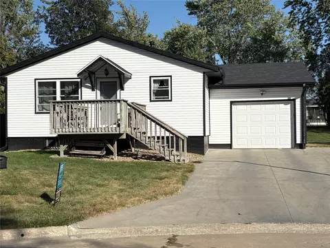 7 Beck Ct, Grinnell, IA 50112