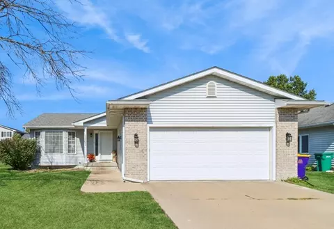 1102 E Henderson Pl, Indianola, IA 50125