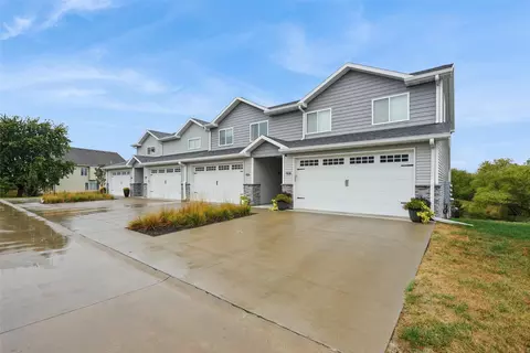 906 Summerset Pl, Indianola, IA 50125