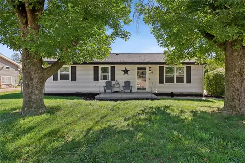 213 10th Ave SW, Altoona, IA 50009