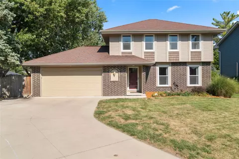 2242 Camelot Ct, Altoona, IA 50009